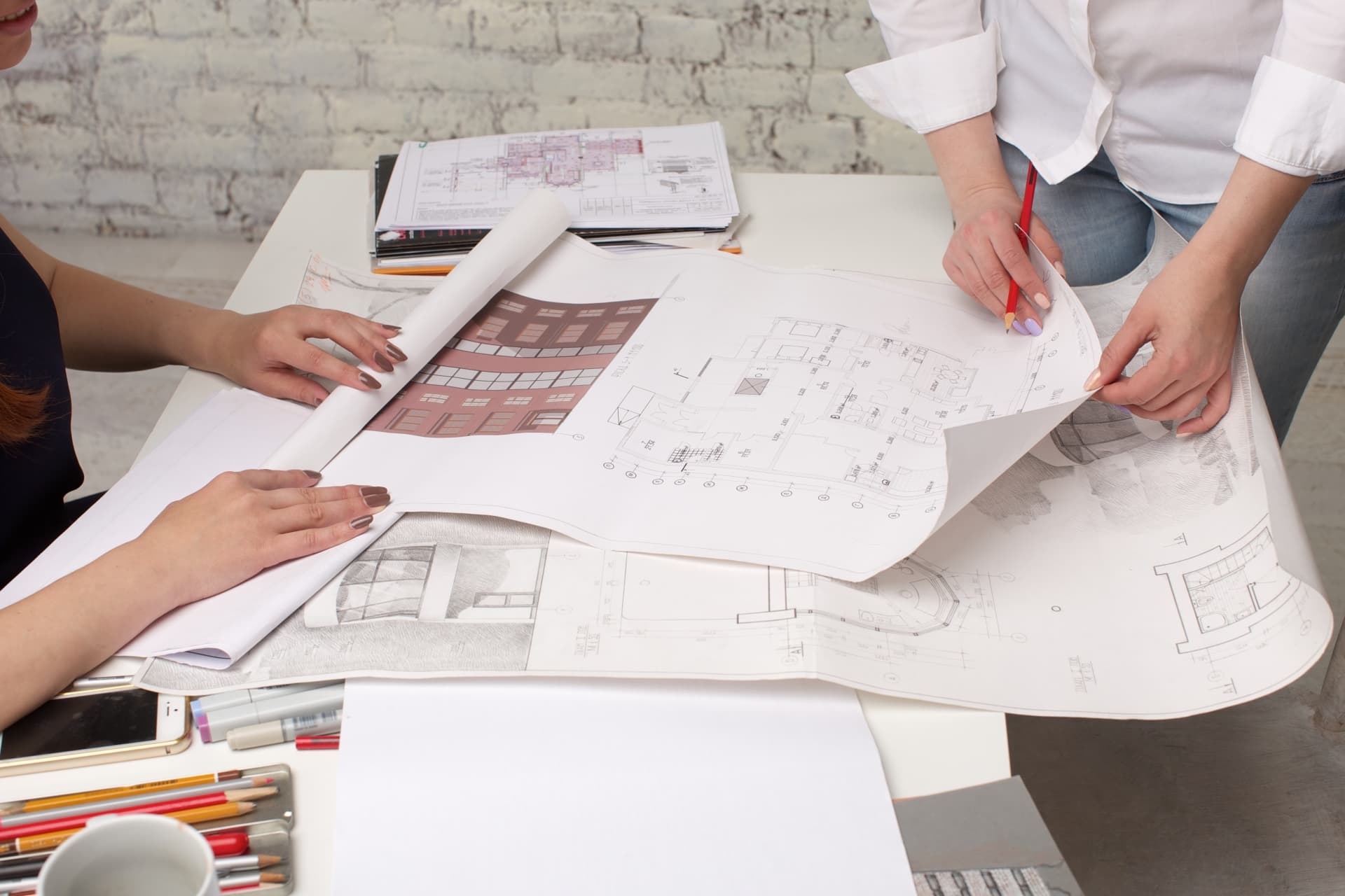 住宅の図面を広げている様子