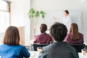 医療従事者が勉強している様子