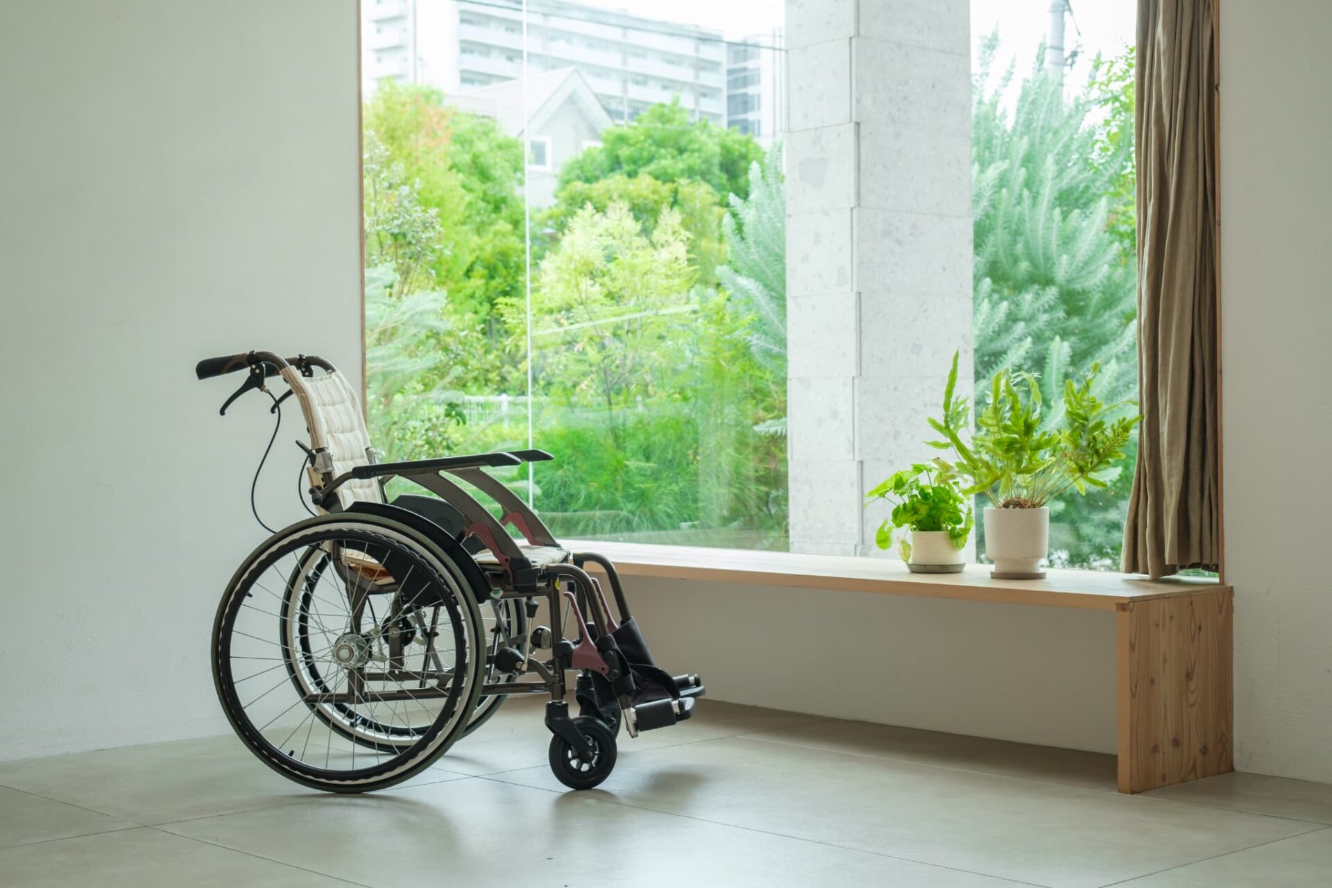 バリアフリーの部屋にある車椅子