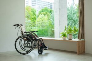 バリアフリーの部屋にある車椅子
